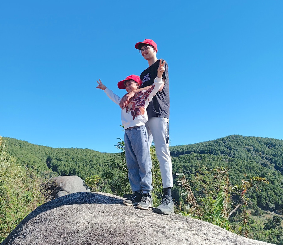 Hai người con trai của chị Laura trải nghiệm leo núi tại huyện Mang Yang trong dịp nghỉ Tết Dương lịch. Ảnh: NVCC