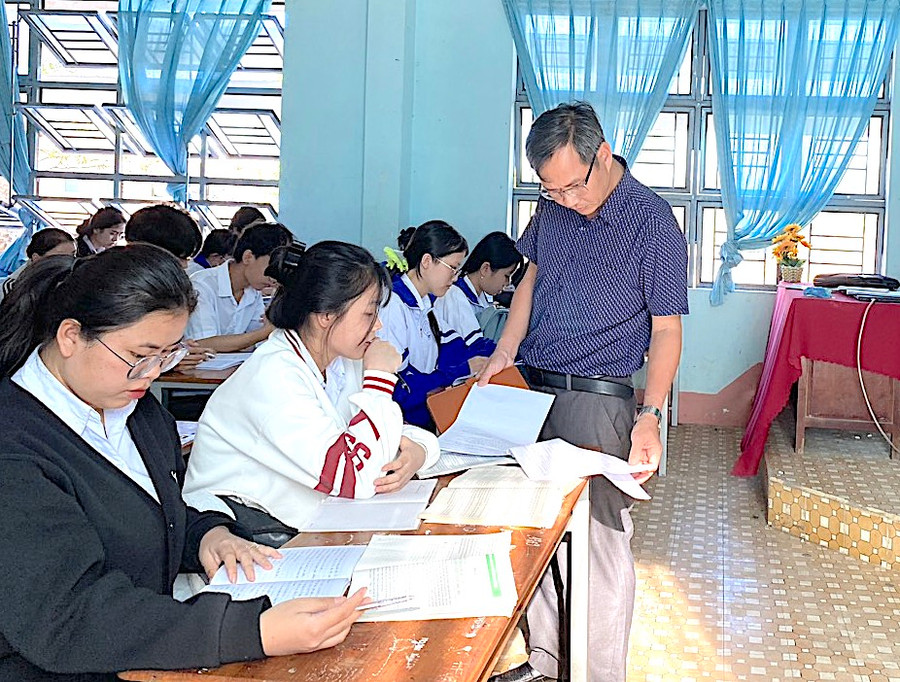 Đoàn kiểm tra của Sở GD-ĐT kiểm tra công tác ôn tập thi tốt nghiệp THPT năm 2024 tại các cơ sở giáo dục. Ảnh: Mộc Trà Đoàn kiểm tra của Sở GD-ĐT kiểm tra công tác ôn tập thi tốt nghiệp THPT năm 2024 tại các cơ sở giáo dục. Ảnh: Mộc Trà