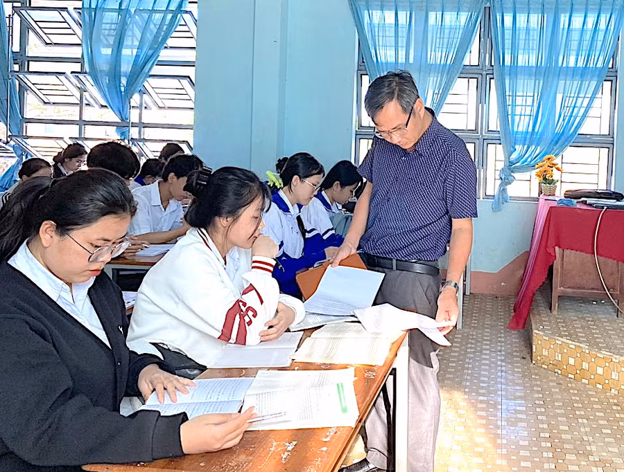 Đoàn kiểm tra của Sở GD-ĐT kiểm tra công tác ôn tập thi tốt nghiệp THPT năm 2024 tại các cơ sở giáo dục. Ảnh: Mộc Trà