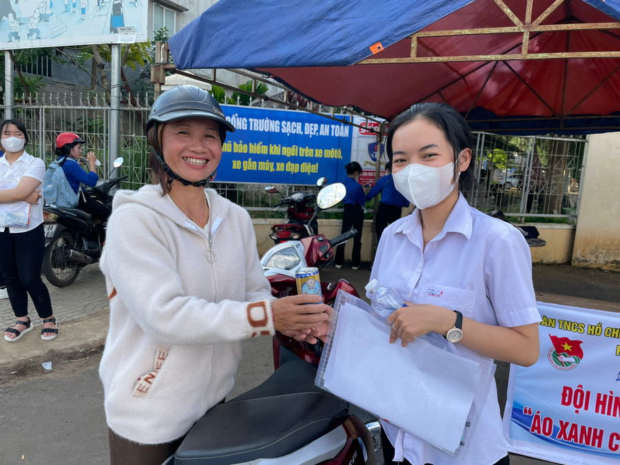 Em Phan Thị Phượng (điểm thi Trường THPT Hoàng Hoa Thám, TP. Pleiku) cho rằng đề thi môn Toán khá vừa sức. Ảnh: Lam Nguyên