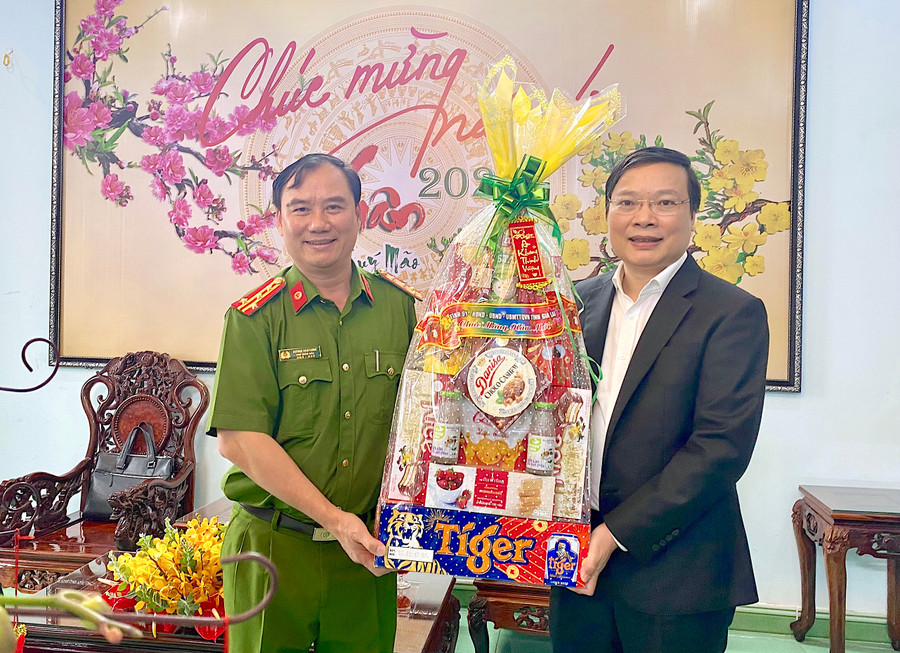 Chủ tịch UBND tỉnh Trương Hải Long (bìa phải) tặng phần quà Tết của Tỉnh ủy, HĐND, UBND, Ủy ban MTTQ Việt Nam tỉnh cho lực lượng Công an tỉnh. Ảnh: Mộc Trà Chủ tịch UBND tỉnh Trương Hải Long (bìa phải) tặng phần quà Tết của Tỉnh ủy, HĐND, UBND, Ủy ban MTTQ Việt Nam tỉnh cho lực lượng Công an tỉnh. Ảnh: Mộc Trà