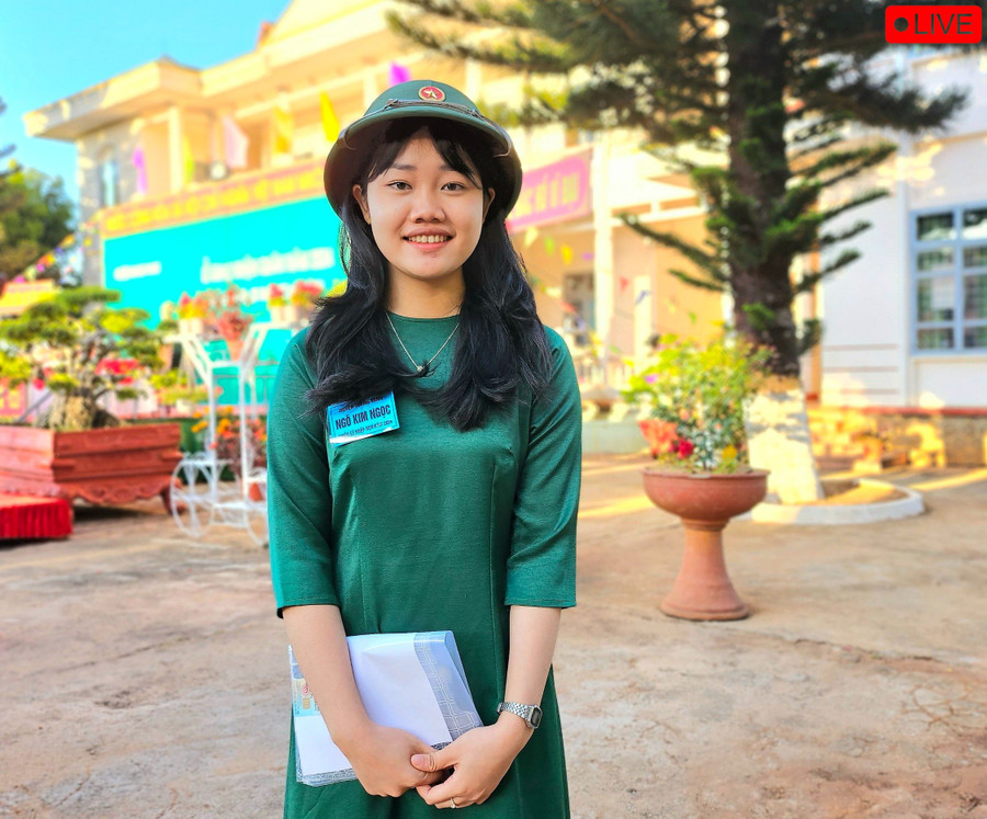 Nữ tân binh Ngô Kim Ngọc (tổ 3, thị trấn Kon Dơng, huyện Mang Yang) vui mừng khi trúng tuyển nghĩa vụ quân sự năm 2024. Ảnh: Mộc Trà