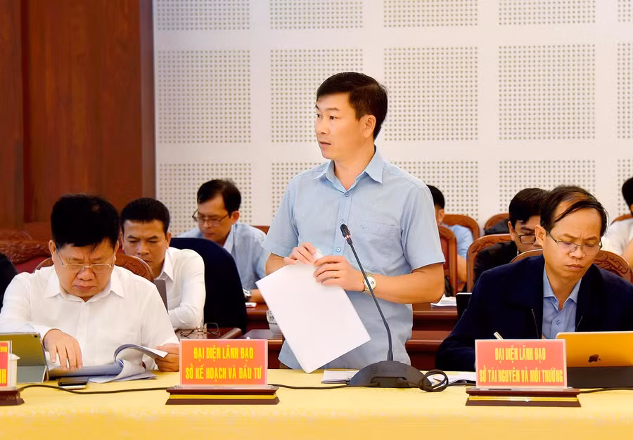 Phó Giám đốc Sở Kế hoạch và Đầu tư Đinh Hữu Hòa đề xuất giải pháp đẩy nhanh tiến độ giải ngân vốn xây dựng cơ bản trong năm 2023. Ảnh: Đức Thụy