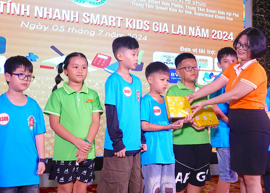 Chị Lưu Thị Duyên-Quản lý chuyên môn hệ thống Supermind Khánh Hòa trao thưởng cho các thí sinh tỉnh Gia Lai tham gia cuộc thi Toán tính nhanh quốc gia năm 2023 tại tỉnh Khánh Hòa. Ảnh: Mộc Trà