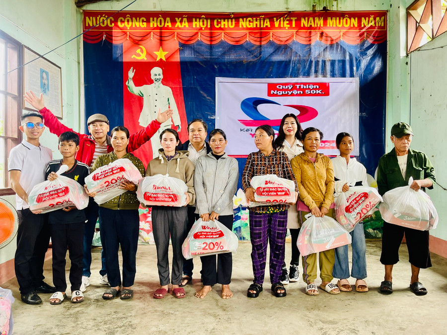 Nhóm thiện nguyện 50K Pleiku tặng quà cho các gia đình chính sách và hộ nghèo ở làng Mun Măk (xã Ia Ake, huyện Phú Thiện). Ảnh: B.H