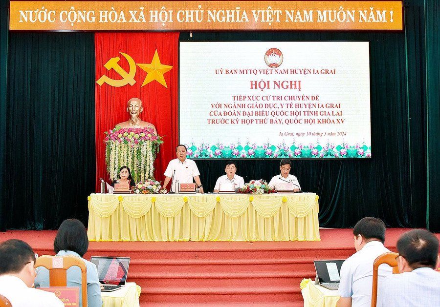 Phó Bí thư Thường trực Tỉnh ủy, Trưởng đoàn đại biểu Quốc hội tỉnh Gia Lai Châu Ngọc Tuấn phát biểu tại buổi tiếp xúc cử tri. Ảnh: Đ.T