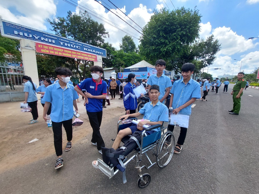 Em Đặng Quốc Hiệu (điểm thi Trường THPT Huỳnh Thúc Kháng, huyện Ia Grai) được bạn bè hỗ trợ tham gia kỳ thi. Ảnh: Nguyễn Diệp Em Đặng Quốc Hiệu (điểm thi Trường THPT Huỳnh Thúc Kháng, huyện Ia Grai) được bạn bè hỗ trợ tham gia kỳ thi. Ảnh: Nguyễn Diệp