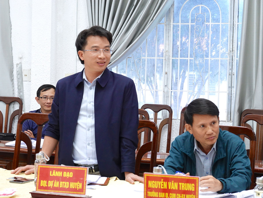 Lãnh đạo Ban Quản lý dự án đầu tư xây dựng huyện Chư Sê báo cáo tình hình hoạt động của đơn vị. Ảnh: Mộc Trà Lãnh đạo Ban Quản lý dự án đầu tư xây dựng huyện Chư Sê báo cáo tình hình hoạt động của đơn vị. Ảnh: Mộc Trà