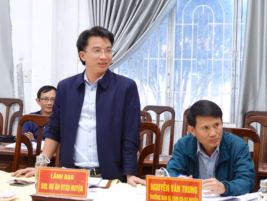 Lãnh đạo Ban Quản lý dự án đầu tư xây dựng huyện Chư Sê báo cáo tình hình hoạt động của đơn vị. Ảnh: Mộc Trà