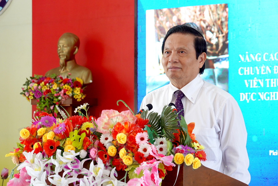 Tiến sĩ Lê Doãn Hợp-nguyên Bộ trưởng Bộ Thông tin và Truyền thông trao đổi về giá trị và tầm quan trọng của CĐS. Ảnh: Mộc Trà