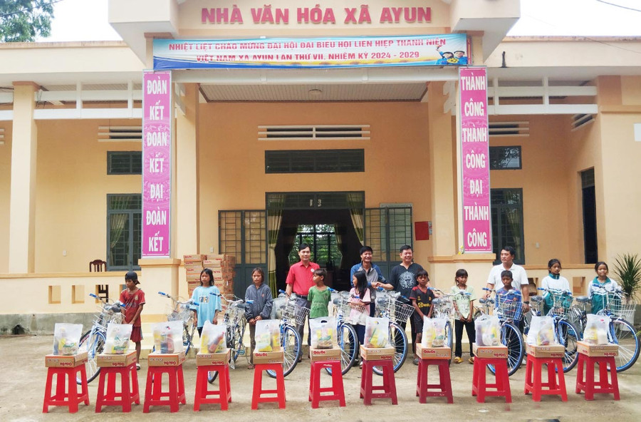 Đoàn công tác tặng xe đạp cho học sinh nghèo, có hoàn cảnh khó khăn tại xã Ayun (huyện Chư Sê). Ảnh: Hồng Ngọc