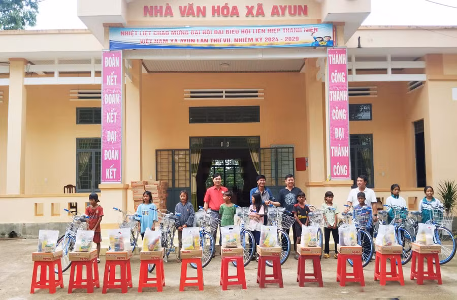 Đoàn công tác tặng xe đạp cho học sinh nghèo, có hoàn cảnh khó khăn tại xã Ayun (huyện Chư Sê). Ảnh: Hồng Ngọc