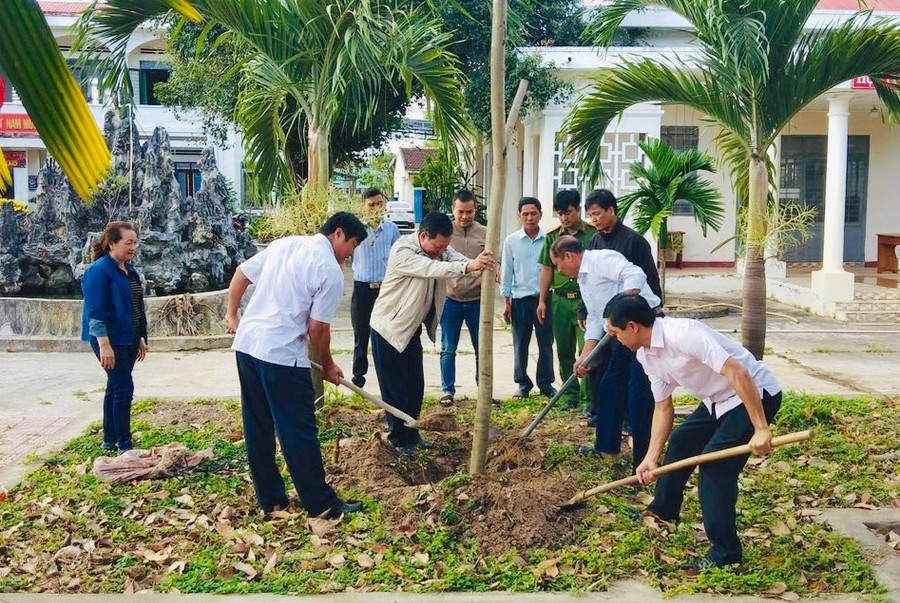 Cán bộ, công chức UBND thị trấn Phú Thiện trồng cây xanh tại khuôn viên cơ quan trong ngày làm việc đầu năm Quý Mão. Ảnh: Vũ Chi