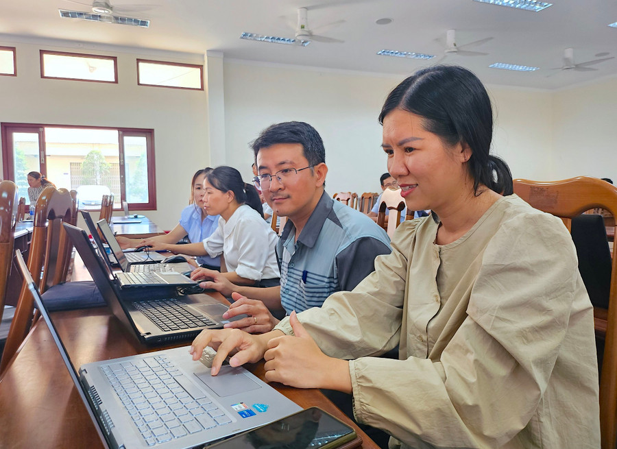 Giáo viên thực hành trên phần mềm hệ thống quản lý thi. Ảnh: Mộc Trà Giáo viên thực hành trên phần mềm hệ thống quản lý thi. Ảnh: Mộc Trà