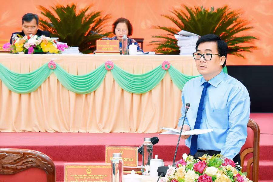 Giám đốc Sở TN-MT Phạm Minh Trung trả lời chất vấn về vấn đề ô nhiễm môi trường trong chăn nuôi, sản xuất phân bón trên địa bàn tỉnh. Ảnh: Đ.T