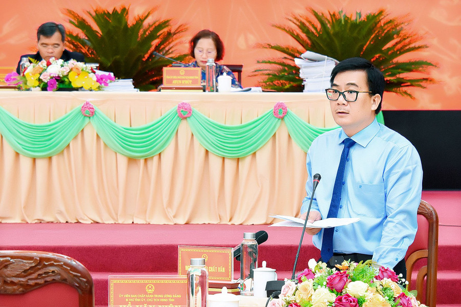 Giám đốc Sở TN-MT Phạm Minh Trung trả lời chất vấn về vấn đề ô nhiễm môi trường trong chăn nuôi, sản xuất phân bón trên địa bàn tỉnh. Ảnh: Đ.T Giám đốc Sở TN-MT Phạm Minh Trung trả lời chất vấn về vấn đề ô nhiễm môi trường trong chăn nuôi, sản xuất phân bón trên địa bàn tỉnh. Ảnh: Đ.T