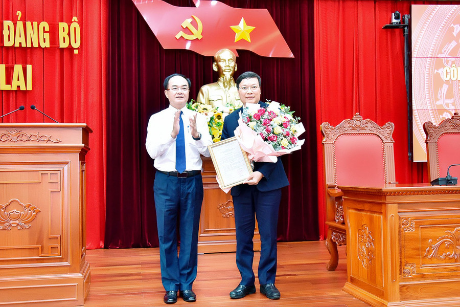 Thứ trưởng Bộ Nội vụ Vũ Chiến Thắng (bìa trái) trao quyết định của Thủ tướng Chính phủ và tặng hoa chúc mừng cho đồng chí Trương Hải Long. Ảnh: Đ.T Thứ trưởng Bộ Nội vụ Vũ Chiến Thắng (bìa trái) trao quyết định của Thủ tướng Chính phủ và tặng hoa chúc mừng cho đồng chí Trương Hải Long. Ảnh: Đ.T