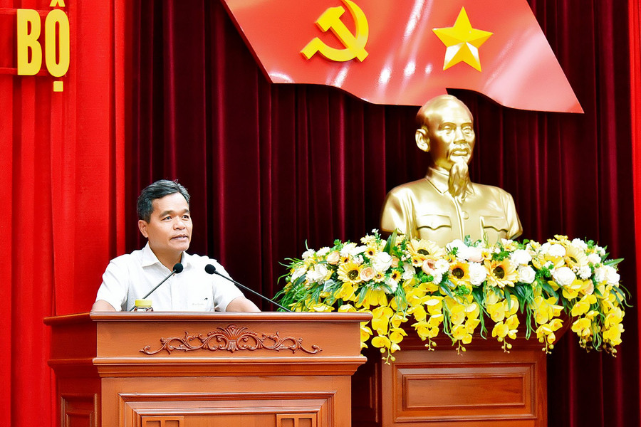 Bí thư Tỉnh ủy Gia Lai Hồ Văn Niên phát biểu chúc mừng tân Thứ trưởng Bộ Nội vụ Trương Hải Long. Ảnh: Đ.T Bí thư Tỉnh ủy Gia Lai Hồ Văn Niên phát biểu chúc mừng tân Thứ trưởng Bộ Nội vụ Trương Hải Long. Ảnh: Đ.T