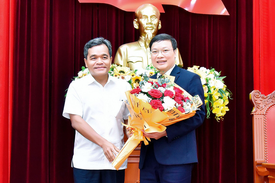 Bí thư Tỉnh ủy Gia Lai Hồ Văn Niên (bìa trái) tặng hoa chúc mừng đồng chí Trương Hải Long. Ảnh: Đ.T Bí thư Tỉnh ủy Gia Lai Hồ Văn Niên (bìa trái) tặng hoa chúc mừng đồng chí Trương Hải Long. Ảnh: Đ.T
