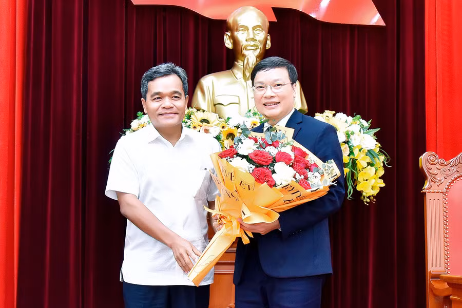 Bí thư Tỉnh ủy Gia Lai Hồ Văn Niên (bìa trái) tặng hoa chúc mừng đồng chí Trương Hải Long. Ảnh: Đ.T