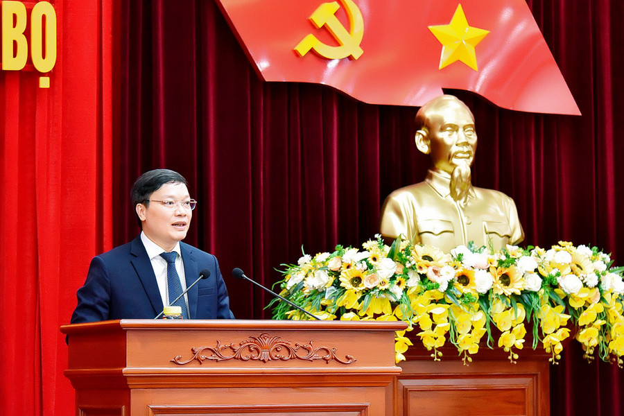 Tân Thứ trưởng Bộ Nội vụ Trương Hải Long phát biểu nhận nhiệm vụ. Ảnh: Đ.T Tân Thứ trưởng Bộ Nội vụ Trương Hải Long phát biểu nhận nhiệm vụ. Ảnh: Đ.T