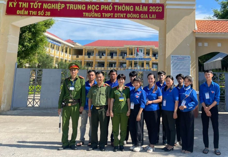 Trung tá Ksor H'Bơ Khắp (hàng trước; thứ 3 từ trái sang)-Phó Giám đốc Công an tỉnh Gia Lai kiểm tra công tác đảm bảo an ninh, an toàn tại các điểm thi ở thị xã An Khê. Ảnh: Lê Anh