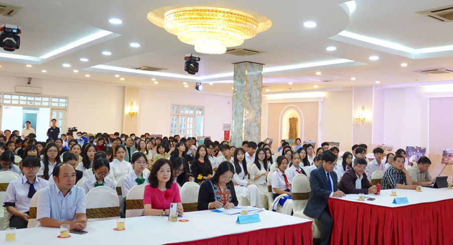 Các đại biểu, giáo viên và học sinh tham gia hội thảo. Ảnh: Mộc Trà