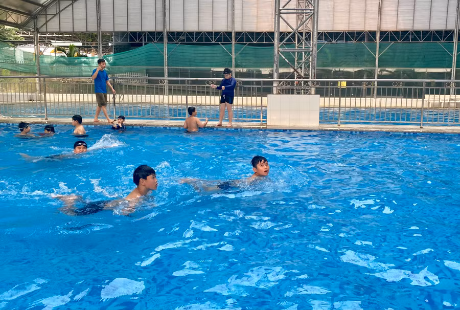Gia Lai có hơn 44 ngàn học sinh được tiếp cận với hoạt động bơi trong trường học. Ảnh: Mộc Trà