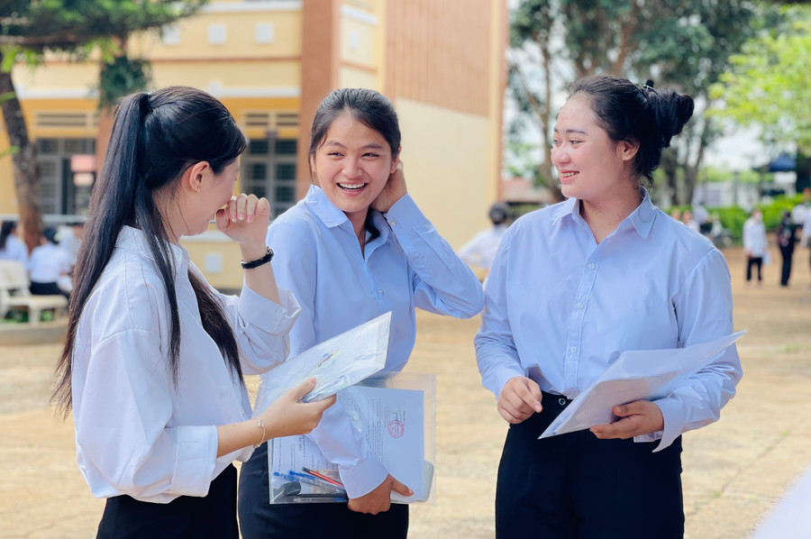 Em H’Diễm (bìa phải)-thí sinh điểm thi Trường THPT Nguyễn Chí Thanh (TP. Pleiku) phấn khởi sau khi kết thúc môn thi Ngữ văn. Ảnh: Trần Dung Em H’Diễm (bìa phải)-thí sinh điểm thi Trường THPT Nguyễn Chí Thanh (TP. Pleiku) phấn khởi sau khi kết thúc môn thi Ngữ văn. Ảnh: Trần Dung