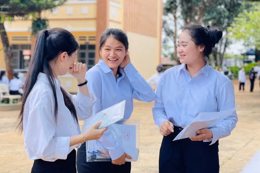 Em H’Diễm (bìa phải)-thí sinh điểm thi Trường THPT Nguyễn Chí Thanh (TP. Pleiku) phấn khởi sau khi kết thúc môn thi Ngữ văn. Ảnh: Trần Dung
