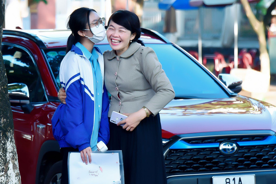 Các thí sinh vững tin bước vào kỳ thi trước sự động viên lớn từ phía gia đình. Ảnh: Đức Thụy