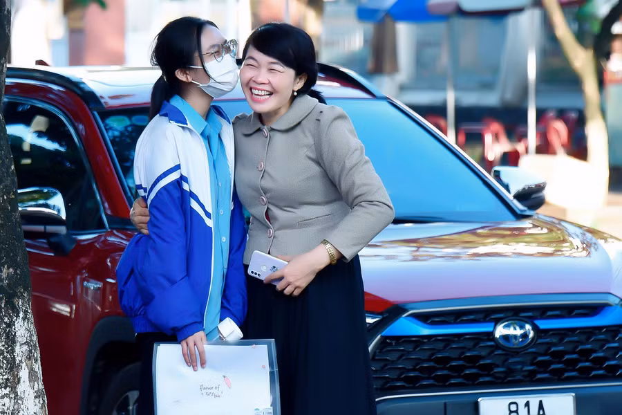 Các thí sinh vững tin bước vào kỳ thi trước sự động viên lớn từ phía gia đình. Ảnh: Đức Thụy