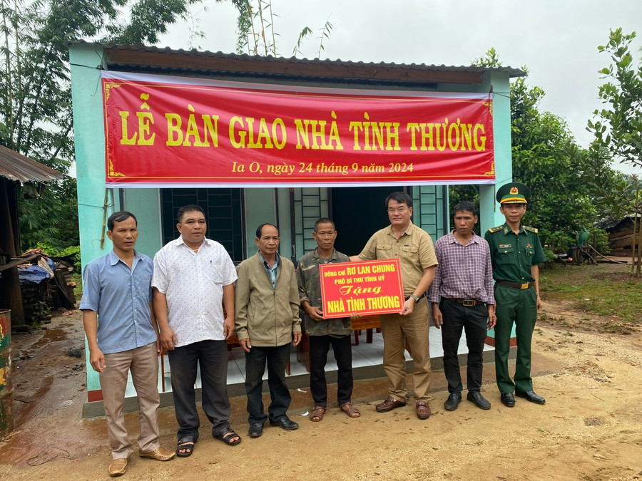 Bí thư Huyện ủy Ia Grai Tống Thới Mốc (thứ 3 từ phải sang) trao tặng nhà tình thương do Phó Bí thư Tỉnh ủy, Chủ tịch UBND tỉnh Rah Lan Chung hỗ trợ kinh phí xây dựng cho gia đình ông Ksor Thol (làng Klong, xã Ia O). Ảnh: P.L
