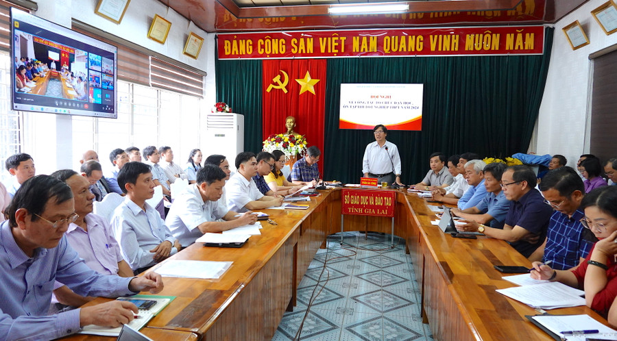 Phó Giám đốc Sở GD-ĐT Trần Bá Công chủ trì hội nghị triển khai nhiệm vụ, giải pháp dạy học và ôn tập chuẩn bị cho Kỳ thi tốt nghiệp THPT năm 2024. Ảnh: Mộc Trà Phó Giám đốc Sở GD-ĐT Trần Bá Công chủ trì hội nghị triển khai nhiệm vụ, giải pháp dạy học và ôn tập chuẩn bị cho Kỳ thi tốt nghiệp THPT năm 2024. Ảnh: Mộc Trà