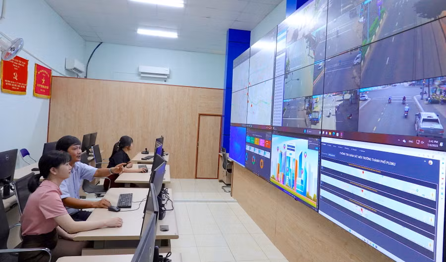Không gian làm việc tại Trung tâm điều hành đô thị thông minh TP. Pleiku. Ảnh: Mộc Trà
