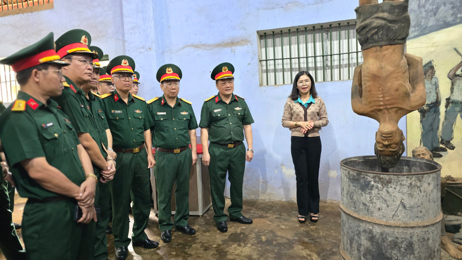 Đoàn tham quan dãy nhà giam chính tại Di tích Lịch sử-Văn hóa Nhà lao Pleiku. Ảnh: B.B Đoàn tham quan dãy nhà giam chính tại Di tích Lịch sử-Văn hóa Nhà lao Pleiku. Ảnh: B.B