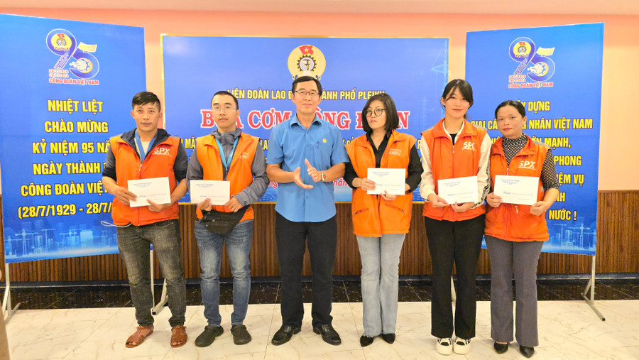 Lãnh đạo LĐLĐ TP. Pleiku tặng quà cho đoàn viên, người lao động có hoàn cảnh đặc biệt khó khăn. Ảnh: Bá Bính Lãnh đạo LĐLĐ TP. Pleiku tặng quà cho đoàn viên, người lao động có hoàn cảnh đặc biệt khó khăn. Ảnh: Bá Bính