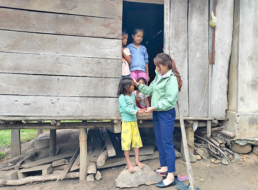 Giáo viên Trường Phổ thông Dân tộc Bán trú Tiểu học Lê Văn Tám (xã Krong, huyện Kbang) đến nhà vận động học sinh tới lớp. Ảnh: Mộc Trà Giáo viên Trường Phổ thông Dân tộc Bán trú Tiểu học Lê Văn Tám (xã Krong, huyện Kbang) đến nhà vận động học sinh tới lớp. Ảnh: Mộc Trà