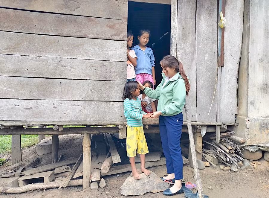 Giáo viên Trường Phổ thông Dân tộc Bán trú Tiểu học Lê Văn Tám (xã Krong, huyện Kbang) đến nhà vận động học sinh tới lớp. Ảnh: Mộc Trà