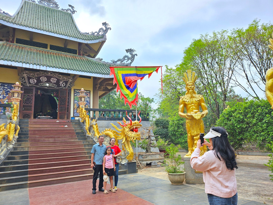 Lễ Giỗ Tổ Hùng Vương năm nay rơi vào giữa tuần, vì vậy, người lao động chỉ được nghỉ 1 ngày. Nhân dịp này, nhiều du khách đã kết hợp việc dâng hương Quốc Tổ với tham quan du lịch bên gia đình, bạn bè. Ảnh: Mộc Trà