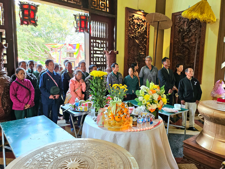 Không chỉ người dân Gia Lai, những người con Vĩnh Phú (Vĩnh Phúc và Phú Thọ) đang sinh sống ở Gia Lai mà cả du khách thập phương cũng tìm về nơi đây để dâng hương tưởng nhớ các vị Vua Hùng nhân ngày Giỗ Tổ thiêng liêng. Ảnh: Mộc Trà