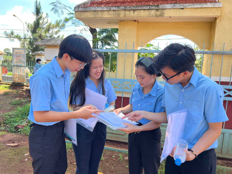 Thí sinh Mai Thị Phương (thứ 2 từ phải sang) trao đổi về đề thi Ngữ Văn với các thí sinh tại điểm thi Trường THPT Lê Hoàn (huyện Đức Cơ). Ảnh: Phan Lài Thí sinh Mai Thị Phương (thứ 2 từ phải sang) trao đổi về đề thi Ngữ Văn với các thí sinh tại điểm thi Trường THPT Lê Hoàn (huyện Đức Cơ). Ảnh: Phan Lài
