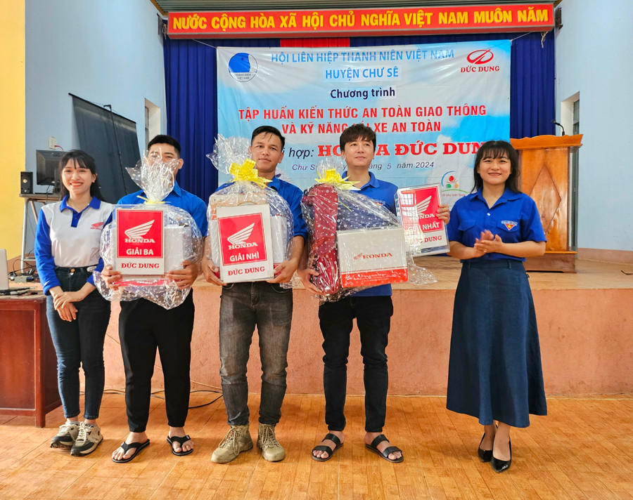 Ban Tổ chức trao phần quà cho đoàn viên, thanh niên đạt kỹ năng tốt trong phần trải nghiệm thực hành. Ảnh: Mộc Trà Ban Tổ chức trao phần quà cho đoàn viên, thanh niên đạt kỹ năng tốt trong phần trải nghiệm thực hành. Ảnh: Mộc Trà