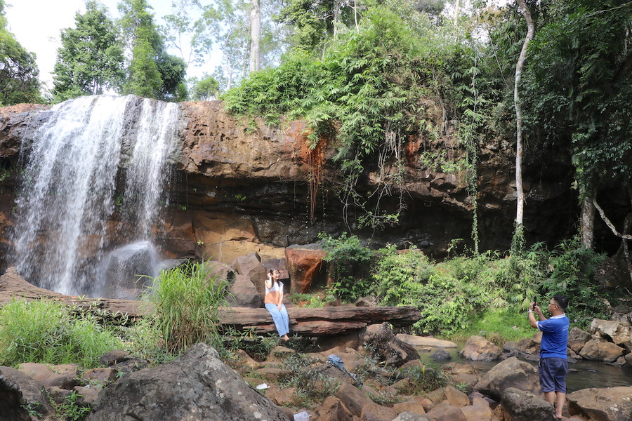 Thác nước trắng xóa, mát lành trên địa bàn huyện Kbang thu hút nhiều bạn trẻ đến vui chơi, nghỉ ngơi dịp lễ 30-4 và 1-5. Ảnh: Ngọc Minh
