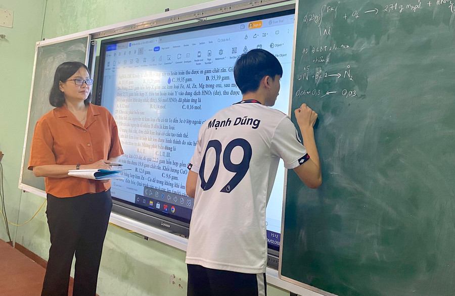 Sở GD-ĐT yêu cầu các cơ sở giáo dục vận dụng hiệu quả Bộ đề thi tham khảo Kỳ thi tốt nghiệp THPT năm 2023 của Bộ GD-ĐT vào quá trình dạy học, ôn tập cho học sinh lớp 12. Ảnh: Mộc Trà Sở GD-ĐT yêu cầu các cơ sở giáo dục vận dụng hiệu quả Bộ đề thi tham khảo Kỳ thi tốt nghiệp THPT năm 2023 của Bộ GD-ĐT vào quá trình dạy học, ôn tập cho học sinh lớp 12. Ảnh: Mộc Trà