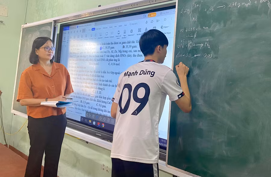 Sở GD-ĐT yêu cầu các cơ sở giáo dục vận dụng hiệu quả Bộ đề thi tham khảo Kỳ thi tốt nghiệp THPT năm 2023 của Bộ GD-ĐT vào quá trình dạy học, ôn tập cho học sinh lớp 12. Ảnh: Mộc Trà