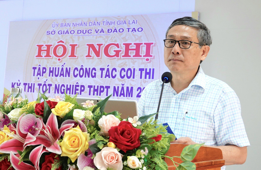 Giám đốc Sở GD-ĐT Lê Duy Định phát biểu chỉ đạo tại hội nghị tập huấn nghiệp vụ coi thi tốt nghiệp THPT năm 2024. Ảnh: Mộc Trà
