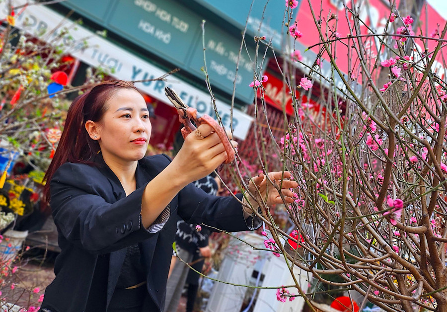 Chị Trần Thị Thủy Tiên-chủ cửa hàng Yuri Flower (03 Trần Phú, TP. Pleiku) cho hay, cửa hàng vẫn giữ giá bán ổn định dù giá nhập có nhỉnh hơn năm ngoái. Ảnh: Mộc Trà Chị Trần Thị Thủy Tiên-chủ cửa hàng Yuri Flower (03 Trần Phú, TP. Pleiku) cho hay, cửa hàng vẫn giữ giá bán ổn định dù giá nhập có nhỉnh hơn năm ngoái. Ảnh: Mộc Trà