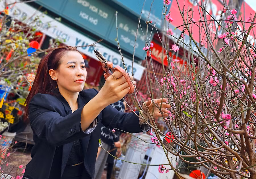 Chị Trần Thị Thủy Tiên-chủ cửa hàng Yuri Flower (03 Trần Phú, TP. Pleiku) cho hay, cửa hàng vẫn giữ giá bán ổn định dù giá nhập có nhỉnh hơn năm ngoái. Ảnh: Mộc Trà