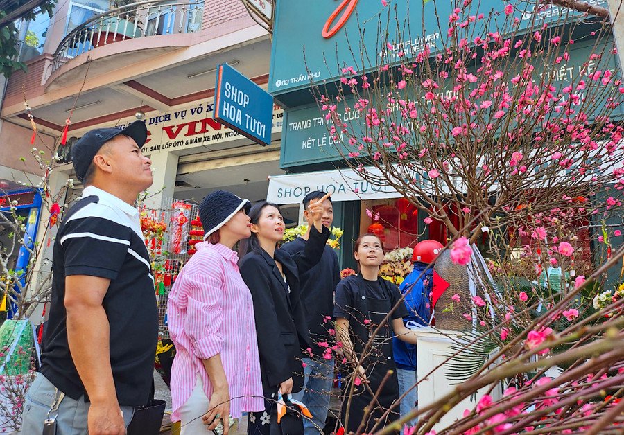 Lượng khách tìm mua hoa đào, nhất là đào cắm cành mini trở nên đông đúc hơn trong những ngày giáp Tết. Ảnh: Mộc Trà Lượng khách tìm mua hoa đào, nhất là đào cắm cành mini trở nên đông đúc hơn trong những ngày giáp Tết. Ảnh: Mộc Trà